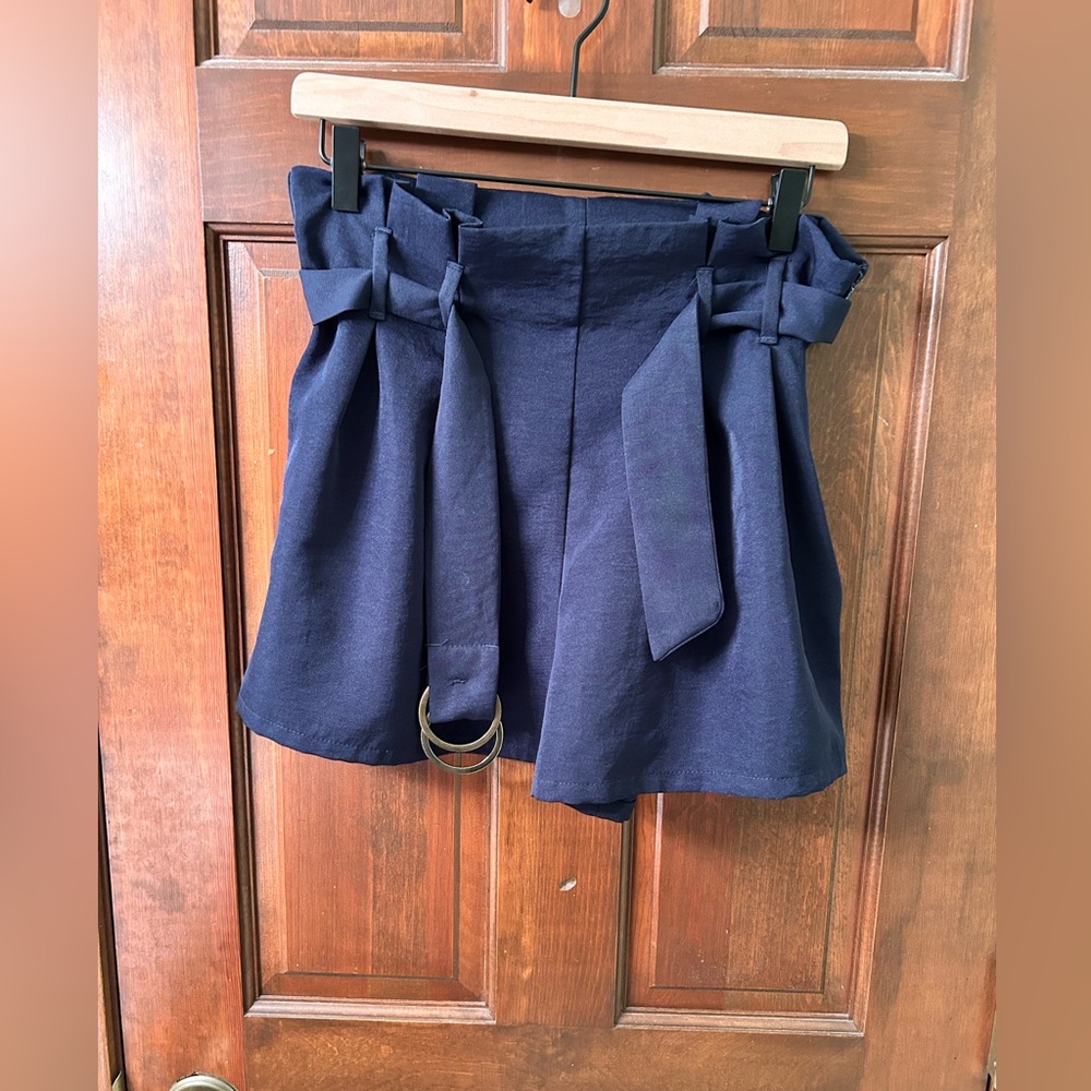 JEALOUS TOMATO Navy Blue paper bag waist dress shorts. Size L. Super cute! EUC